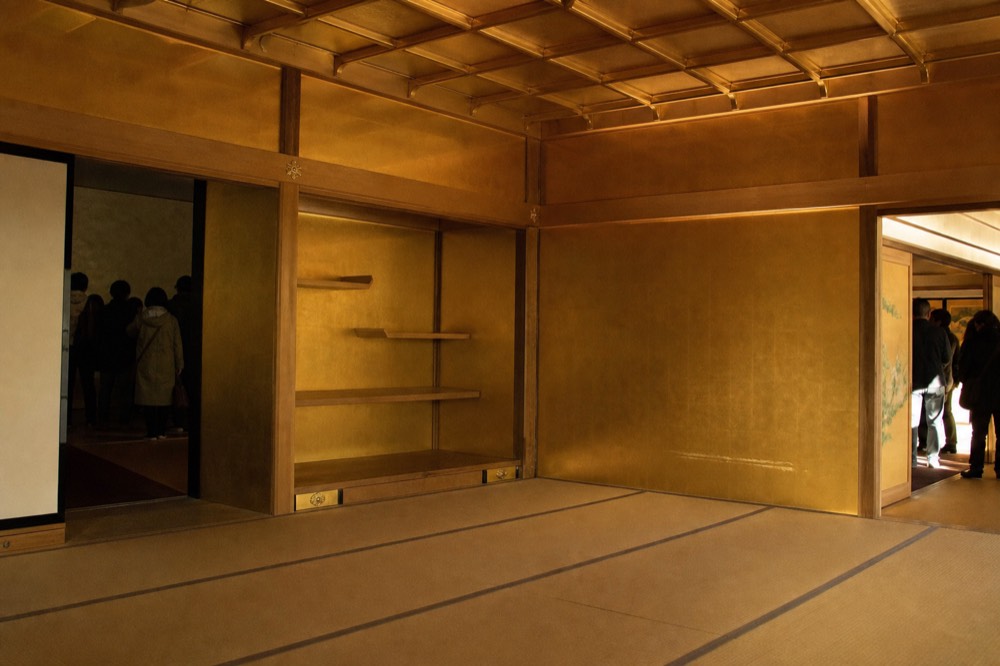 The golden tea room inside the museum, with walls and ceiling covered in gold leaf