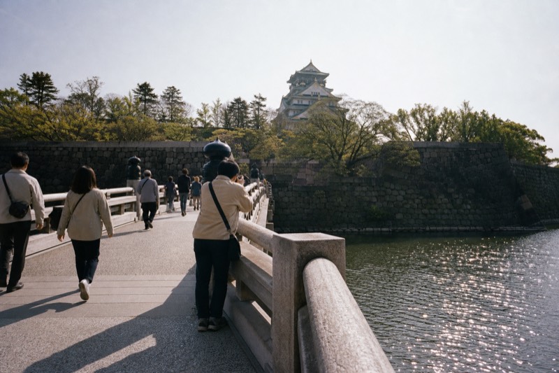Visitors crossing the Gokurakubashi bridge towards the Osaka Castle Main Tower
